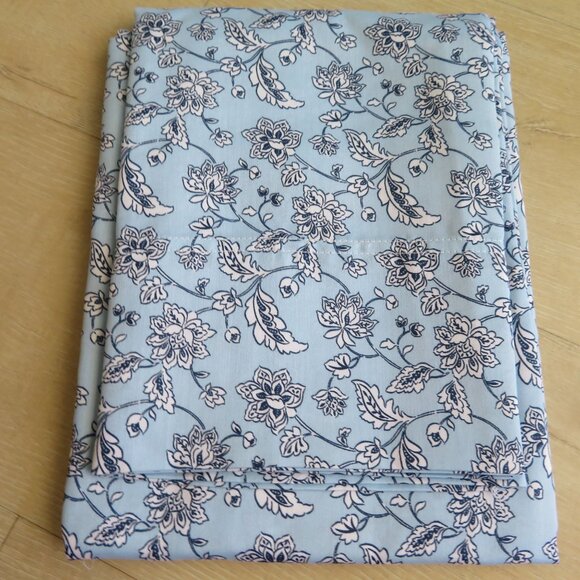 Set 2 Standard Pillowcases Blue White Floral Cotton Polyester New Open Package - Picture 4 of 7